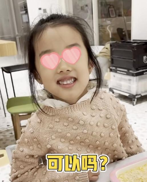 刘奕君|陈赫晒两个女儿活泼日常，姐妹俩一起喊爸爸，同款牙齿像极了陈赫