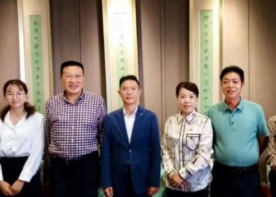 民转刑有望?李圣再现直播间,转笔动作暗示结果,网友:老杜慌了