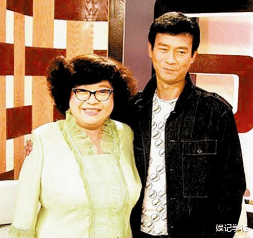 郑欣宜|郑欣宜在红馆举办演唱会，众多知名港星捧场，父亲郑少秋罕见现身