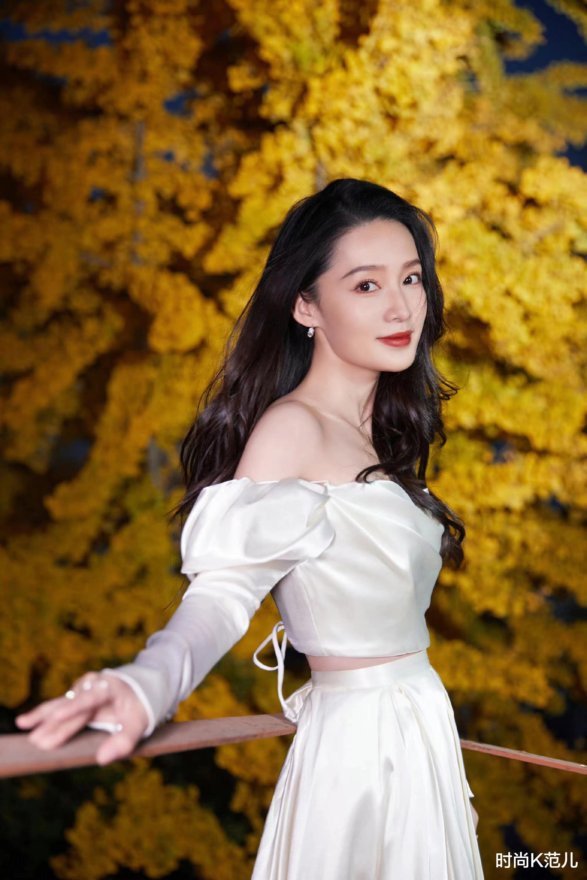 李沁|又被李沁美到了!一袭白色缎面拖尾长裙配大红唇,女神范十足