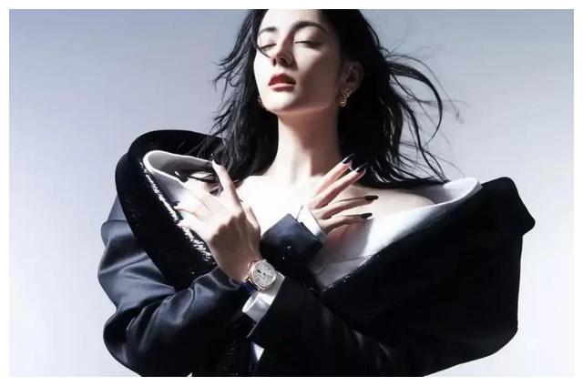 迪丽热巴|迪丽热巴为《费加罗》杂志拍摄封面照,白与黑意境独特