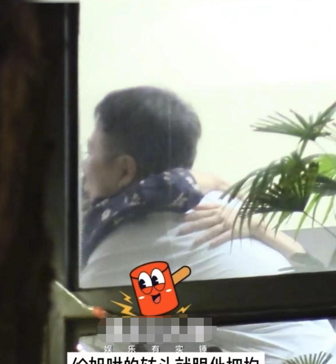 董洁|董洁深夜素颜参加饭局,与男子亲密拥抱,主动抚摸对方肩膀