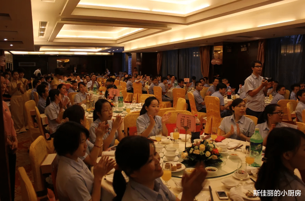 年底聚会多，到你敬酒别一言不发，行家教你3句高情商“敬酒词”