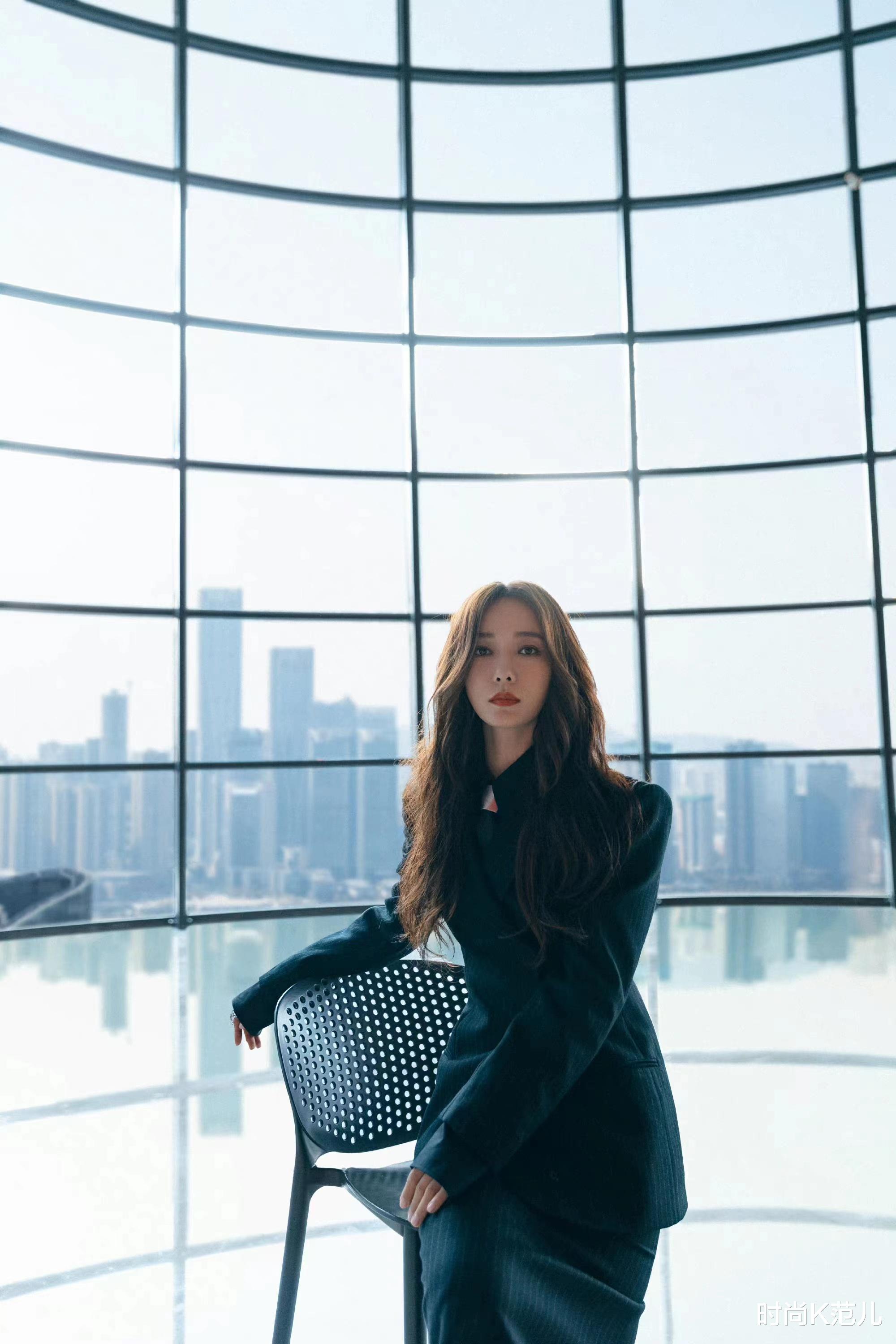 王珞丹|王珞丹条纹西装亮相金鹰节，烫波浪卷长发，女神范十足！