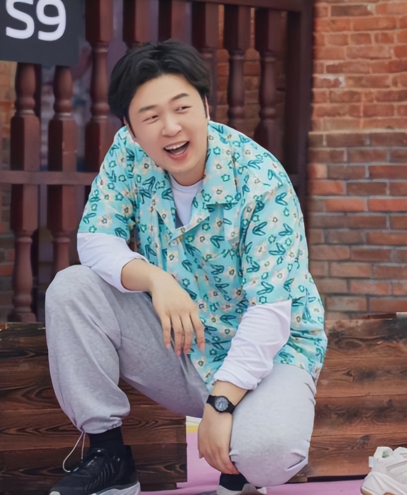 谢娜|吴昕带何炅上热搜，谢娜资源降级主持《浪姐》，快乐家族物是人非