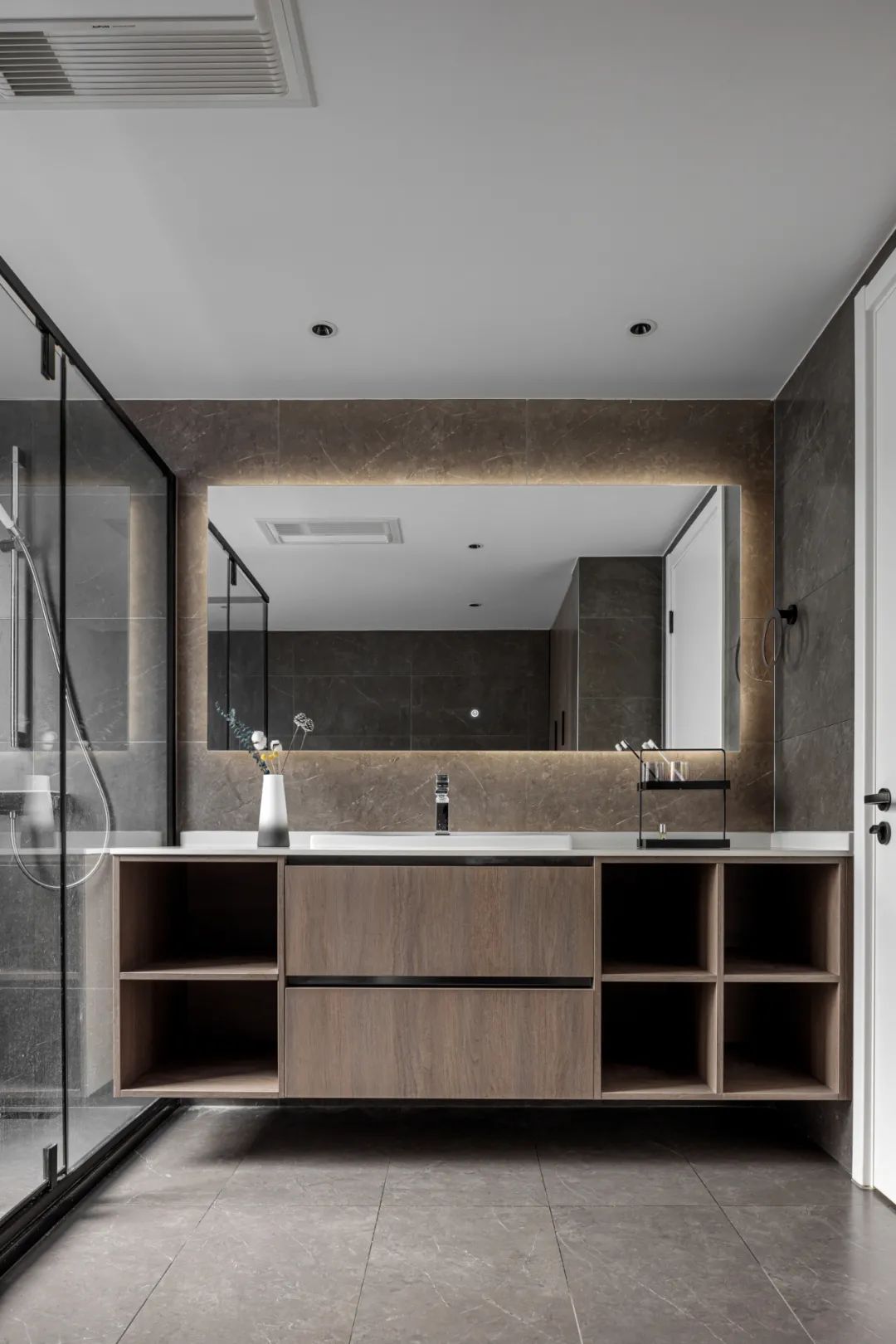 172㎡中禅意气韵,胡桃木的厚重感与纹理感,让生活回归居所!