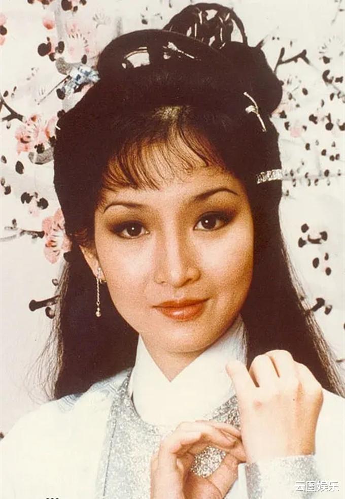 陈百祥|众星为陈百祥庆生，72岁寿星染芭比粉头发太时髦，演员妻子罕现身