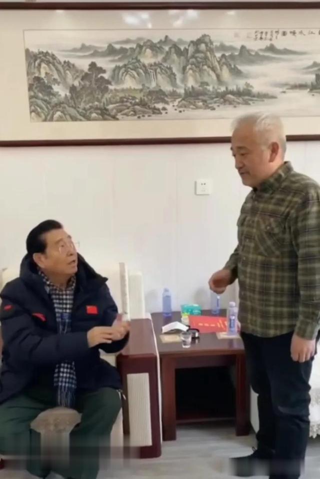 李双江|歌唱家李双江罕见露面,84岁身体硬朗,与老粉丝互动毫无明星架子
