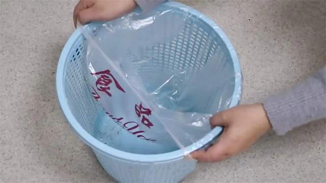 “垃圾桶”上放2个瓶盖，放厨房真厉害！一年省下不少钱，快学学