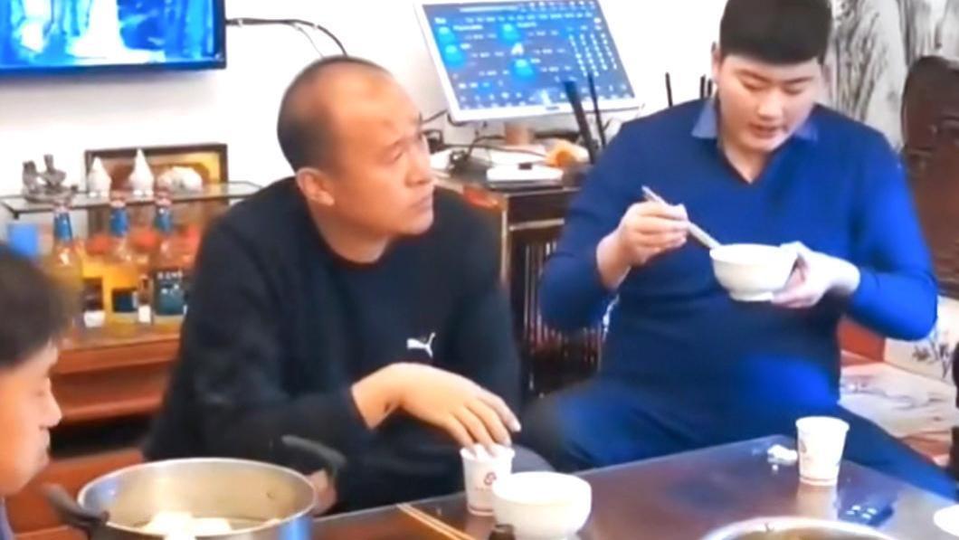 朱之文|大衣哥招待客人吃饭，7个人吃5个菜，小伟二婚后体型直追父亲