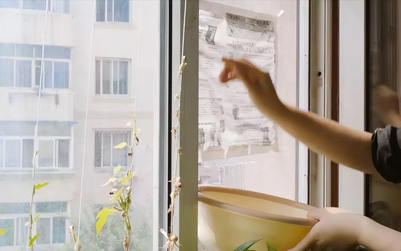 家里的纱窗脏了怎么办?不用拆下来洗,这样擦,灰尘自己掉下来