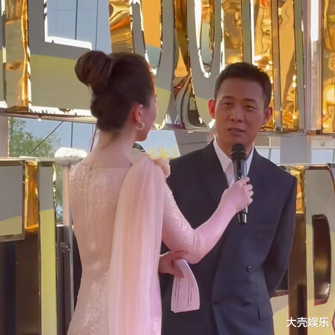 吴京|百花奖提名者表彰仪式举行，吴京谢楠同台秀恩爱，张译变吃瓜群众