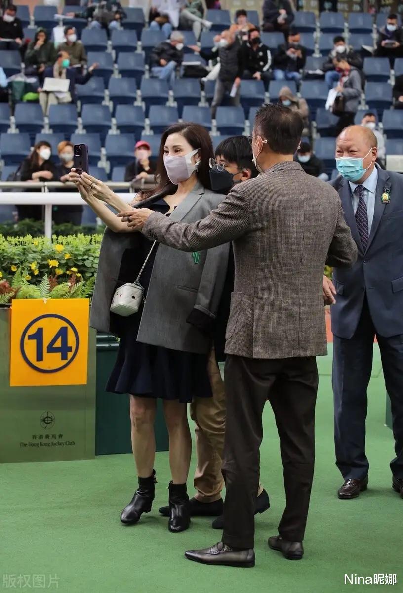 李嘉欣|李嘉欣带儿子看赛马,零下温度穿短裙瘦到皮包骨,12岁儿子肚子圆滚滚好油腻