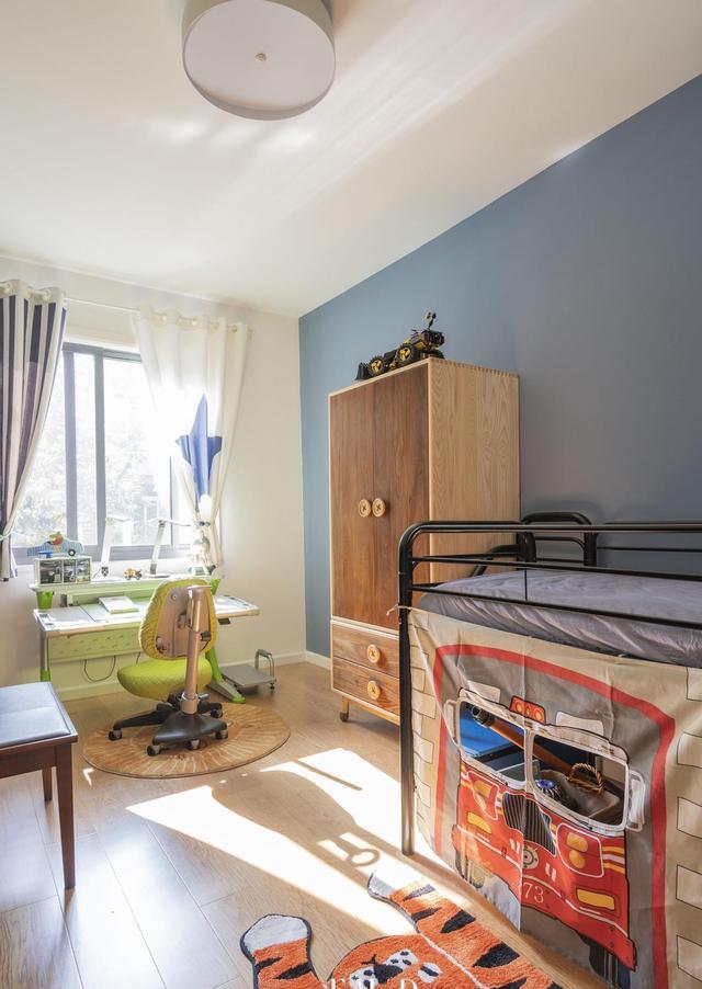 分享小户型“最被认可”的收纳宝地,床铺抬高,床下功能区随便藏