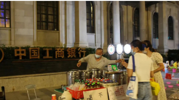 “一杯水，我不好意思卖太贵！”