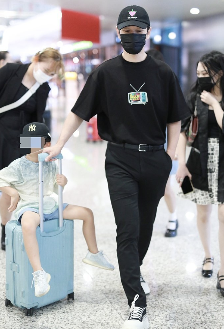 王艳|黄晓明晒照为5岁儿子庆生，给小海绵当马骑，感慨不知还能背多久