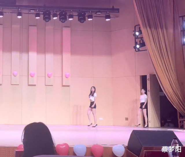 女大学生“穿着清凉”在舞台走秀,网友:足浴店后继有人了