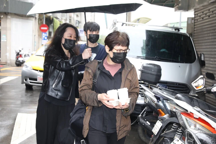 巴戈|众星送别67岁老戏骨!遗孀首露面显憔悴,圈内好友忆往昔纷纷泪崩