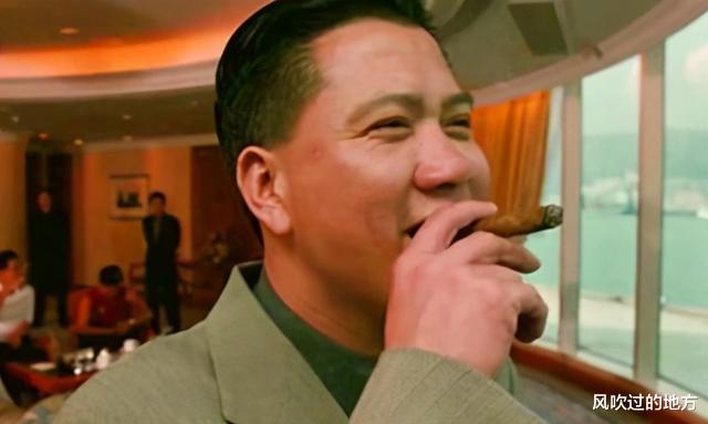 万梓良|“入戏太深”的万梓良过生日,十几人挤寒酸小饭馆,大雪茄贼有范