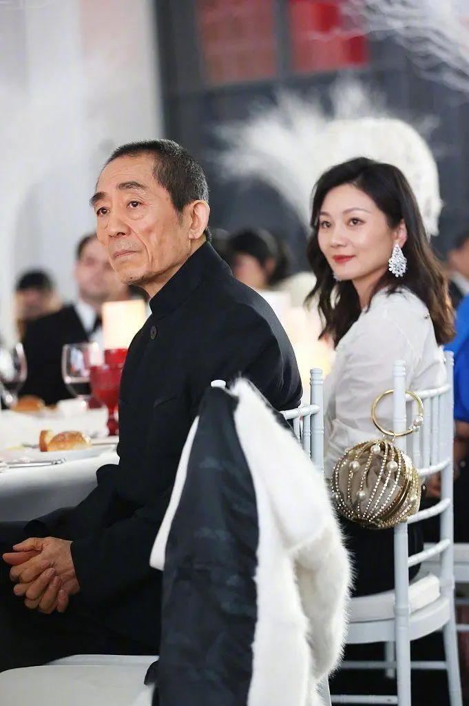 服饰|?张艺谋一家三口齐亮相，小31岁娇妻一件衬衫就要五万，挺有阔太范！