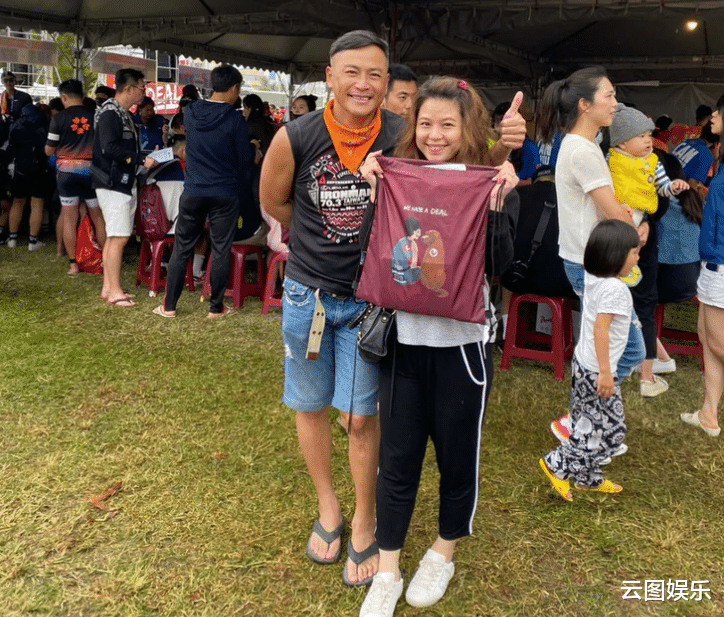 江宏恩|江宏恩与妻子秀恩爱!51岁身材健硕,渴望当爸但结婚5年仍无子女