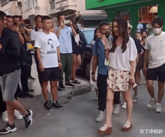 温碧霞|广东东莞街头的温碧霞,小短裙大长腿吸睛,真的55岁了?