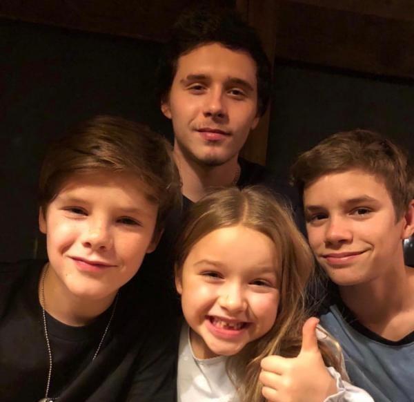 |贝克汉姆女儿10岁变多才艺美少女,化淡妆当哥哥婚礼伴娘出场好美