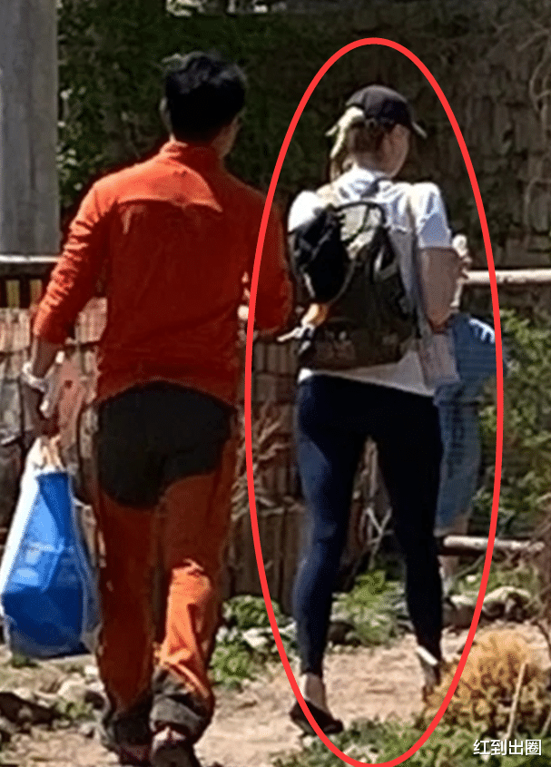 撒贝宁|撒贝宁带龙凤胎逛集市被拍，妻子肤白腿长太吸睛，身后一排豪车抢镜