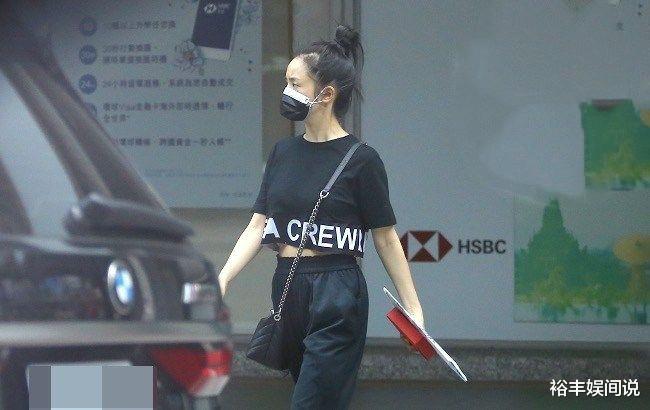 林依晨|林依晨乘百万豪车外出!穿辣装外出,产后不到一年瘦出小蛮腰