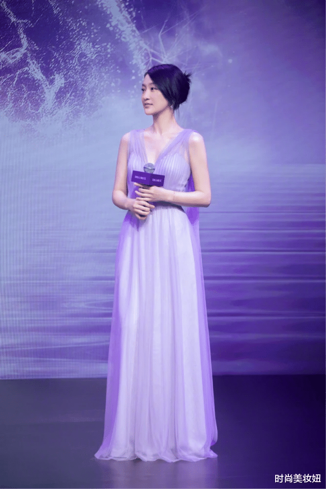 穿衣搭配|周迅又现简约高级穿搭，穿黑色polo衫配半身裙，满满的高级范