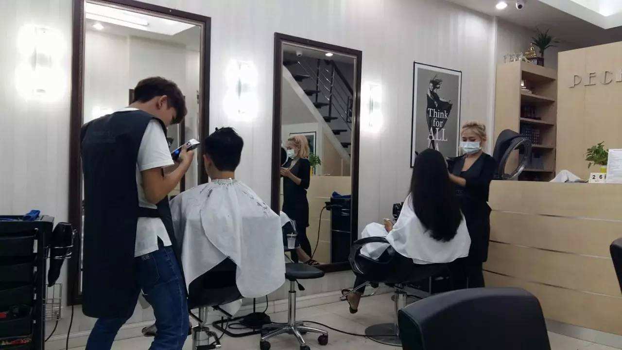 杨幂 残疾女孩花38元理发, 被店员\赠送\项目, 结账时看见16万账单傻眼了