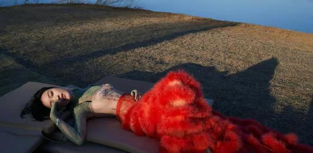 倪妮|倪妮湖边大片曝光，演绎多种风格，皮肤白皙，身材傲人，气质绝美