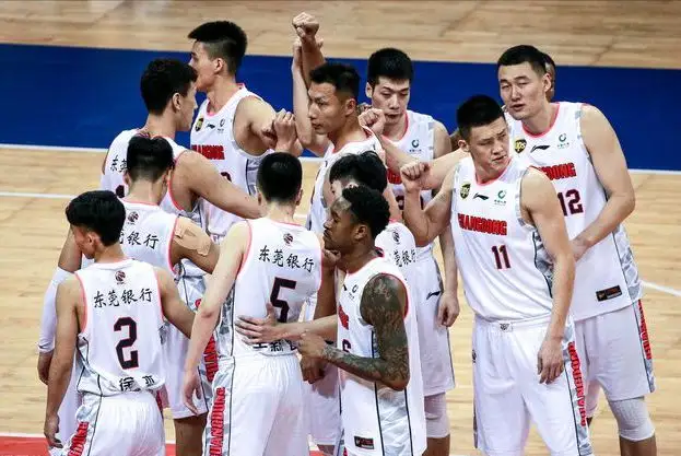 广东男篮|杜锋离队执教国家队，宏远顶薪签下32岁锋霸，球迷：养老合同