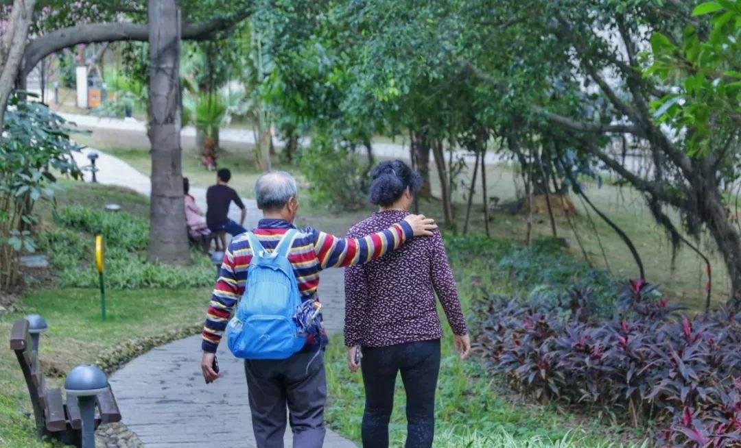 一位退休金8千的63岁大爷,“择偶标准”遭人吐槽:你还真大爷!
