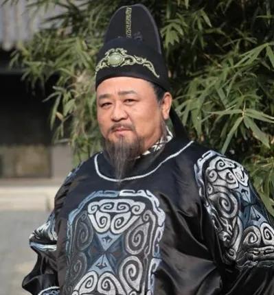 梁冠华|梁冠华：靠“狄仁杰”走红，因太胖而自卑，却又娶了人艺女神为妻