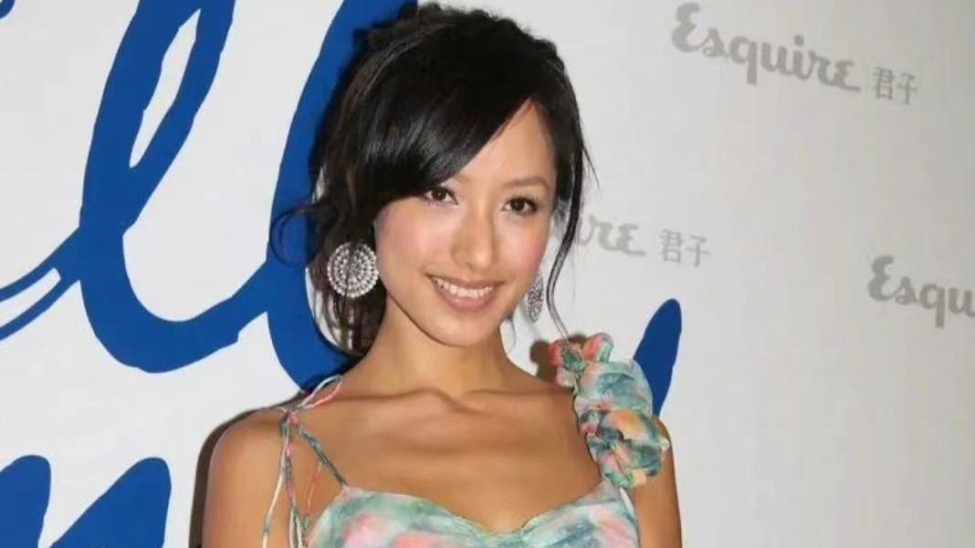 蒋怡|45岁星女郎蒋怡久违露面，身材暴瘦骨头突出，嫁设计师专心做阔太