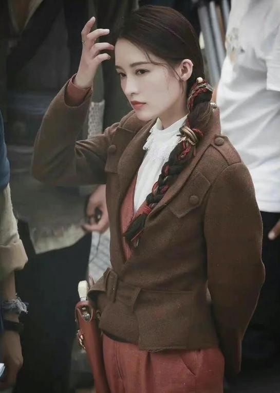 李沁|李沁新剧将上映，红衣路透照惊艳众人，搭档任嘉伦又是一部爆款