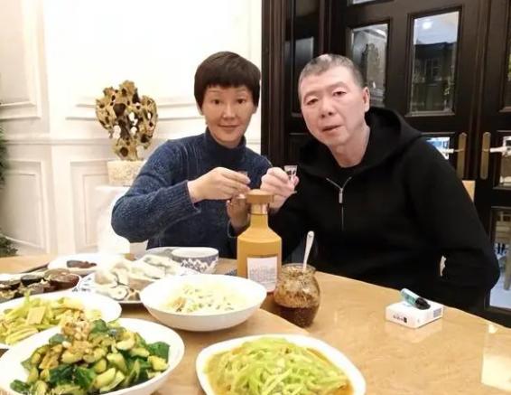 冯小刚|冯小刚全家定居美国，500万美金豪宅大气尊贵，穿拖鞋会客接地气