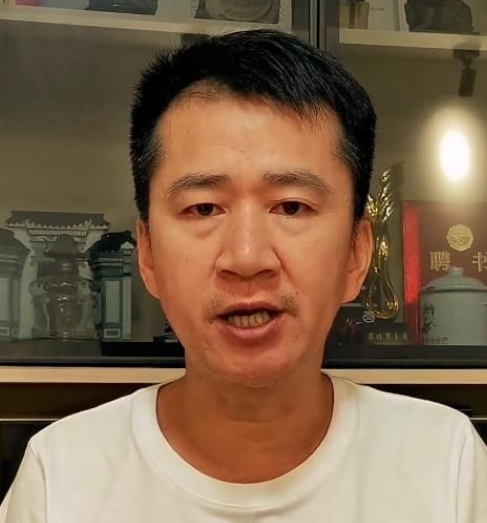 李嘉明|戏骨李嘉明在田间吃饭,馒头配西红柿,直呼这比剧组的伙食好!