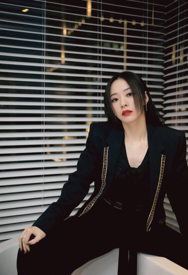 影史|张靓颖：痴爱冯轲15年，被骗走亿万身家，离婚4年后如今怎样了