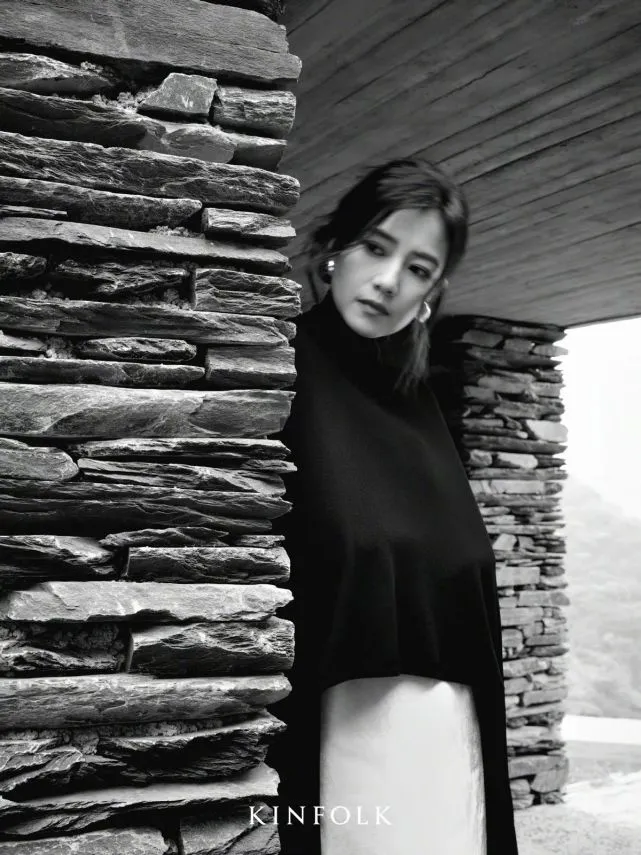 高圆圆回归时尚圈太惊喜！穿极简主义风霸气十足，女王范十足