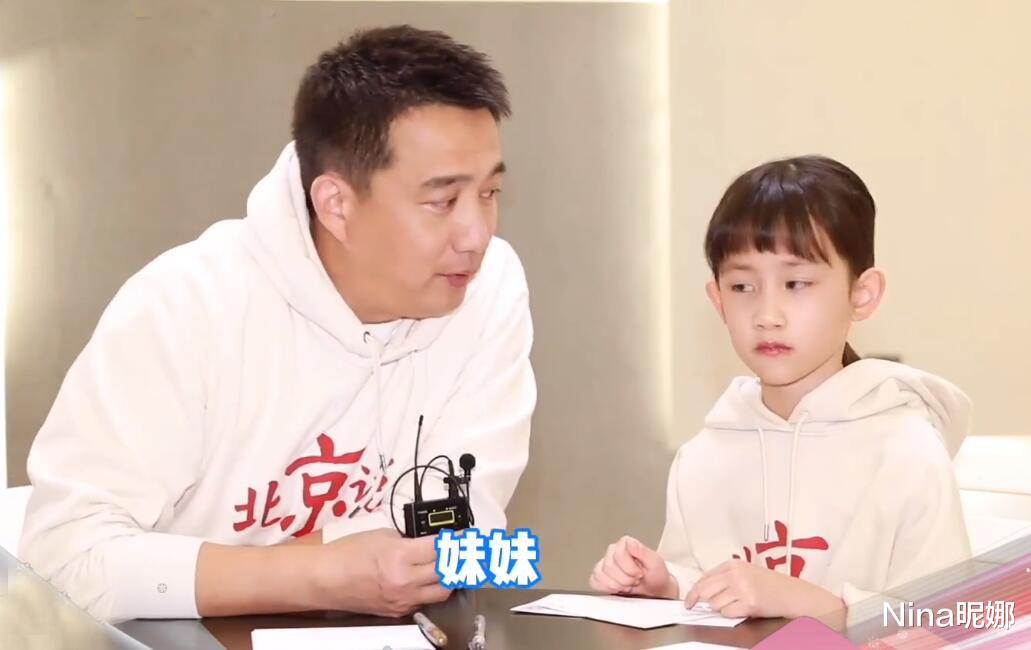 黄磊|黄磊首次带小女儿露面，9岁穿连帽卫衣剪刀切刘海，母女高鼻梁似烙饼