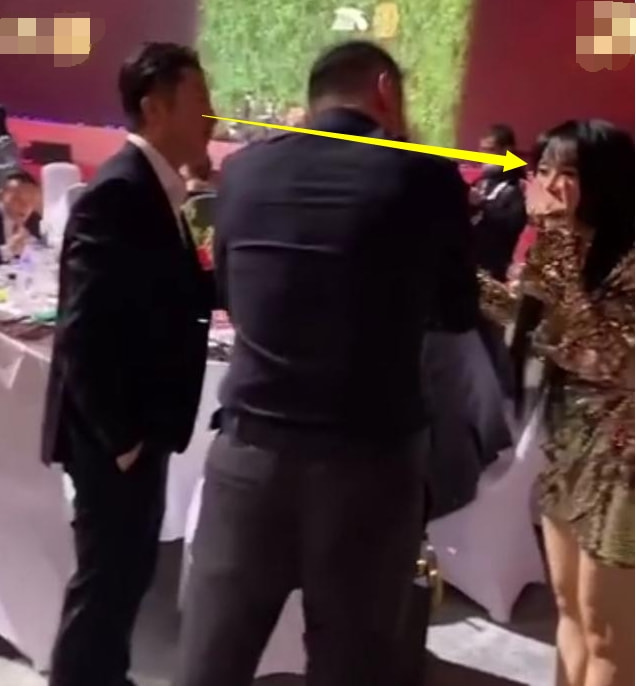 冉莹颖|冉莹颖晚宴上给领导敬酒！身材傲人但表情变形，邹市明赶紧打圆场