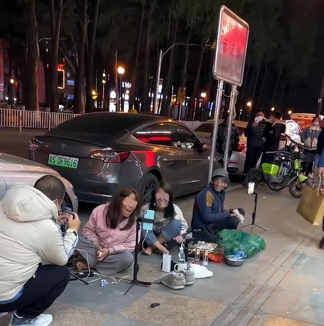 女子流浪街头开直播,扯着嗓子鬼哭狼嚎,双脚包浆也不做打工妹