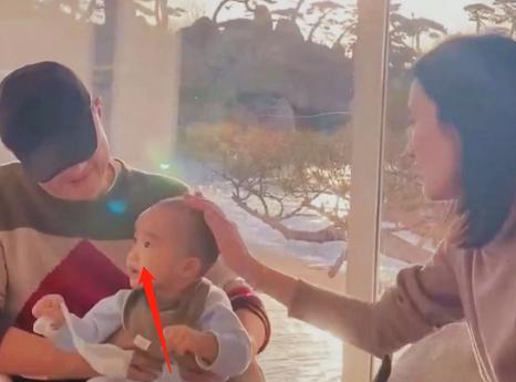 李亚鹏|李亚鹏晒全家福！1岁女儿嘴正常、眼睛疑斜视，网友喊话快去检查