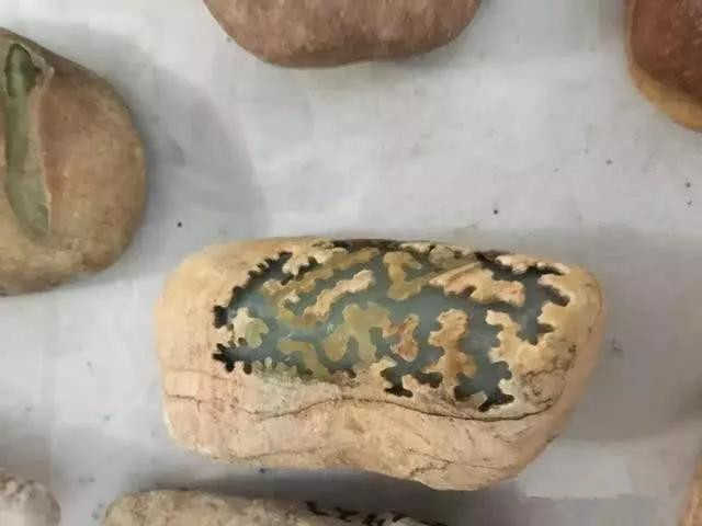 翡翠手镯|【老帅翡翠】：翡翠赌石开窗的雷区——“流氓窗”！你了解多少？ 翡翠原石交易即赌石可分为：全赌、半赌和明料三类。