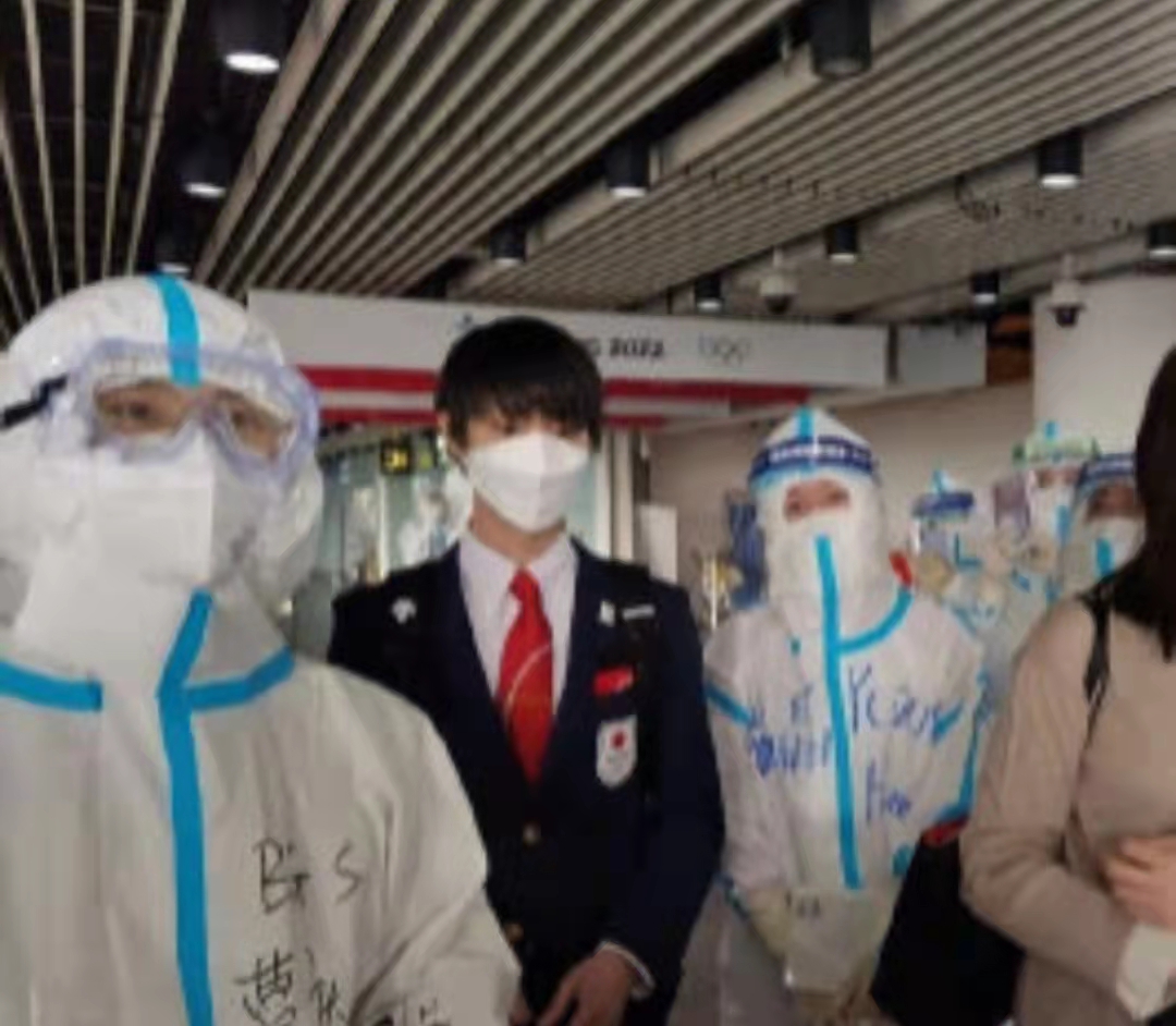 羽生结弦|下午3点，羽生结弦抵达北京！他戴着一条红色领带，通过中国海关