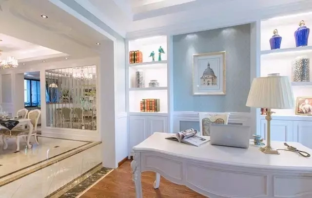 130平欧式三居室,墙纸+护墙板将墙面划分?的?方方正正