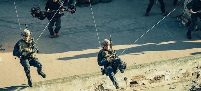 黄景瑜|黄景瑜:16岁辍学打工,半路出道红透半边天,从不在父母面前流泪