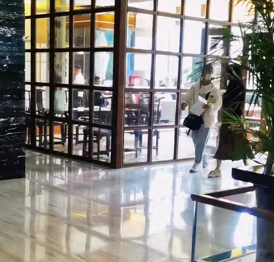 刘德华|成都：柳岩酒店被网友偶遇，脚穿凉鞋四肢纤细，“本人真的好美”